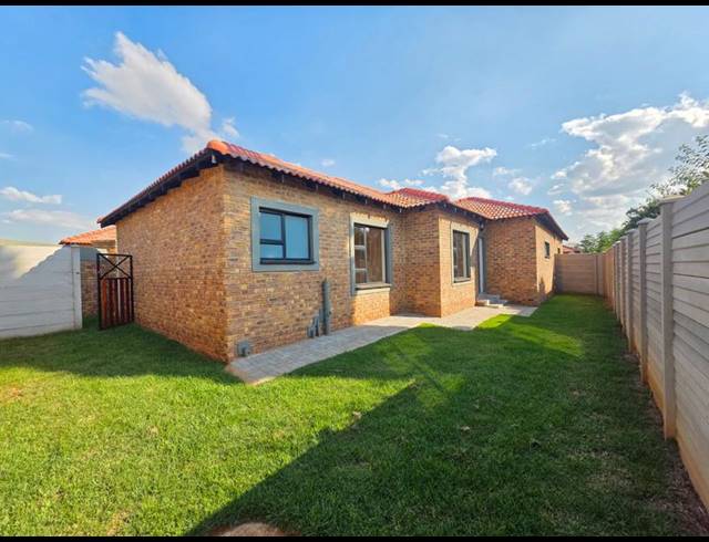 2 BEDROOM TOWNHOUSE FOR SALE IN RIVERSDALE
